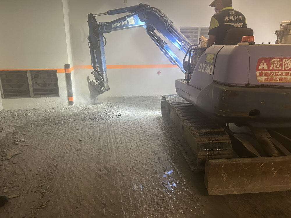 蘆洲社區地下室Epoxy刨除/瀝青鋪設/熱拌標線/車輪擋/減速墊安裝/機車格鐵板安裝